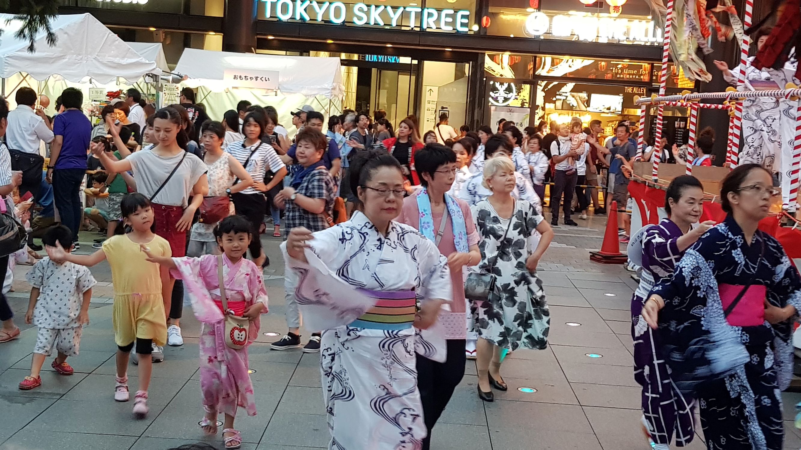 Fête au pied de la tour Skytree