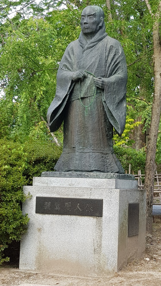 Bouddha devant le temple Otani Hombyo