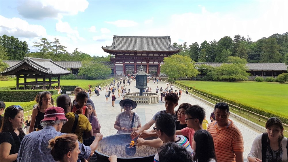 Le temple Todai-ji - Vue depuis le Daibutsu-den