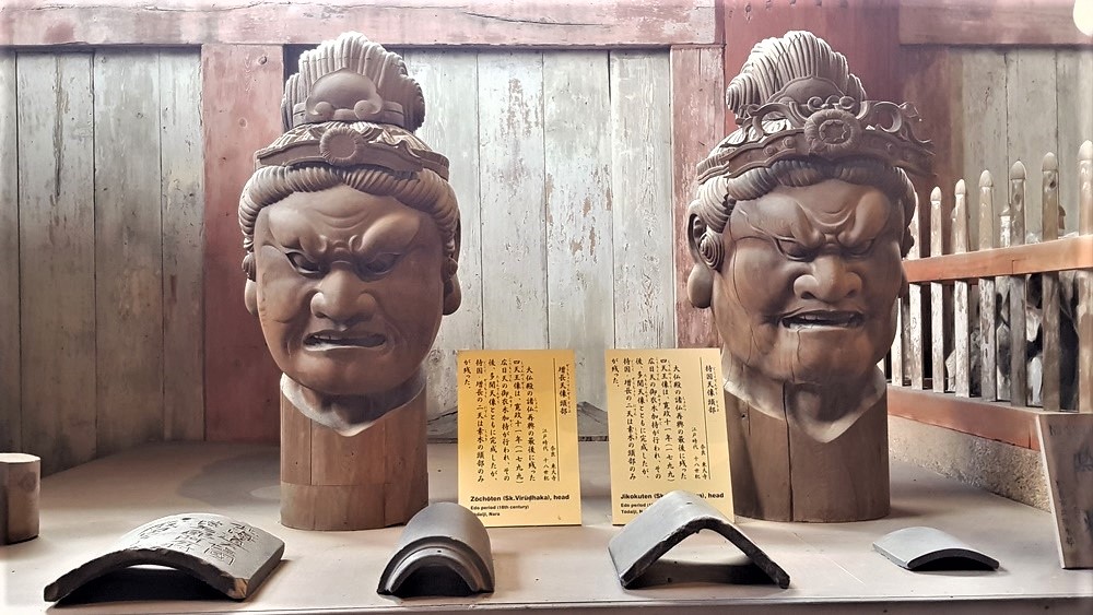 Dans le temple Todai-ji