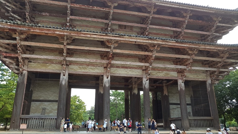 La porte principale du temple Todai-ji